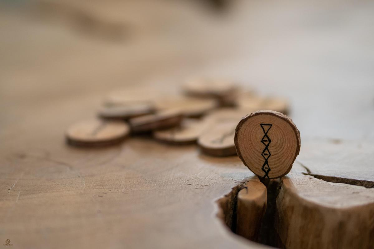 Broșă „Coloana Infinitului”