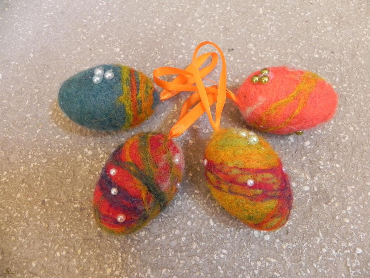 Oua din lana romaneasca impaslite manual 