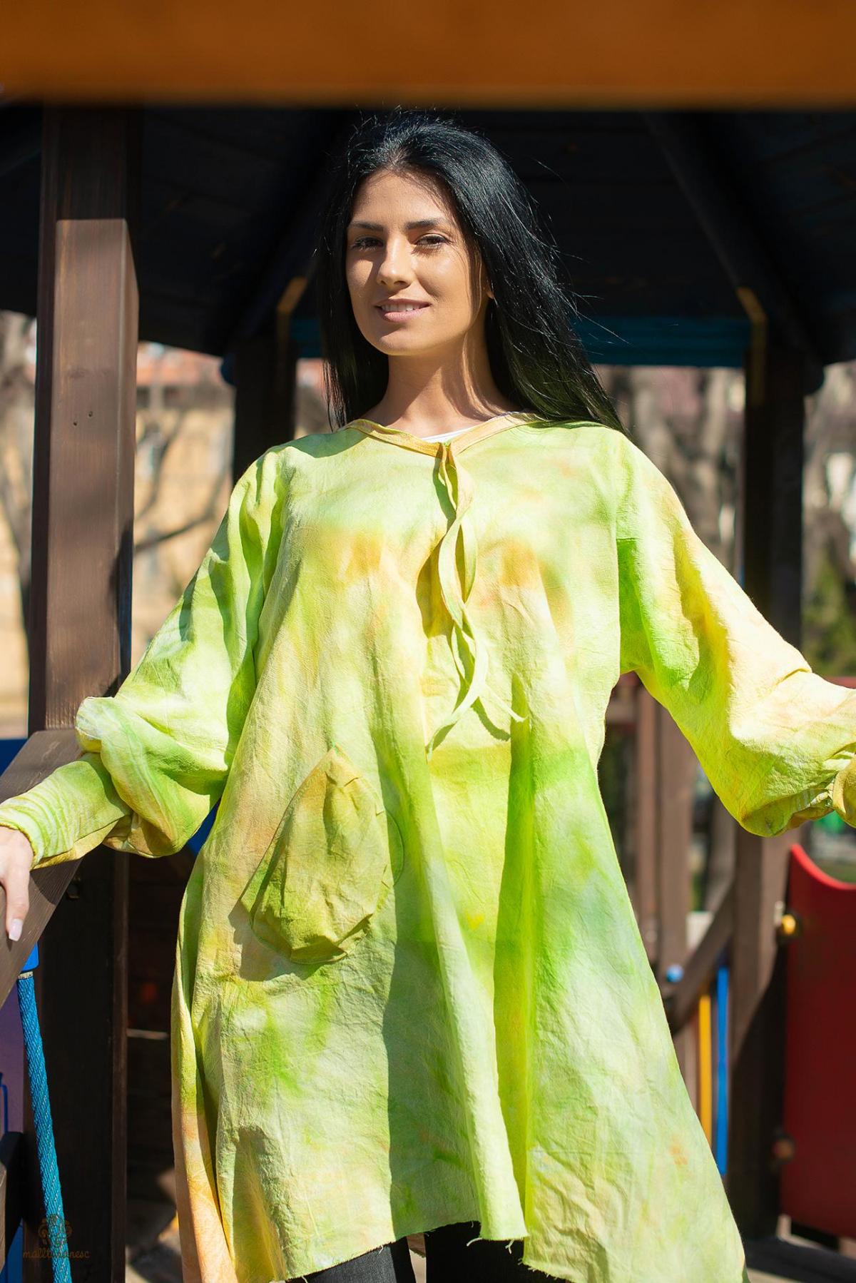 Rochie cu gluga din panza topita romaneasca, vopsita manual